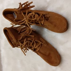 Minnetonka fringed moccasin ankle boots size 8